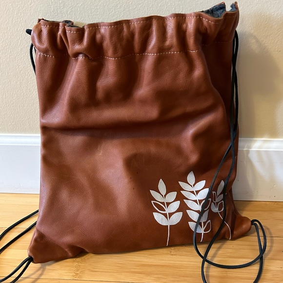 Leather draw string backpack bag with silkscreened leaf detail - Picture 2 of 8